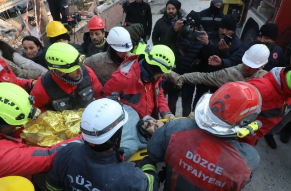 Mucizenin kodu: 8! 8 rakamı sayesinde 102 saat sonra enkazdan kurtarıldı